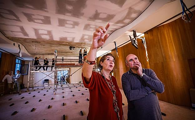 Teresa Espejo explica a Juan Vida cómo está siendo el montaje. 