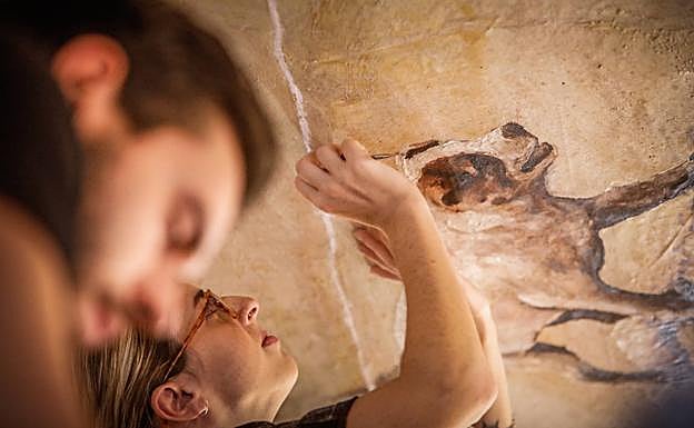 Imagen principal - Trabajo de restauración con la pieza ya instalada. 