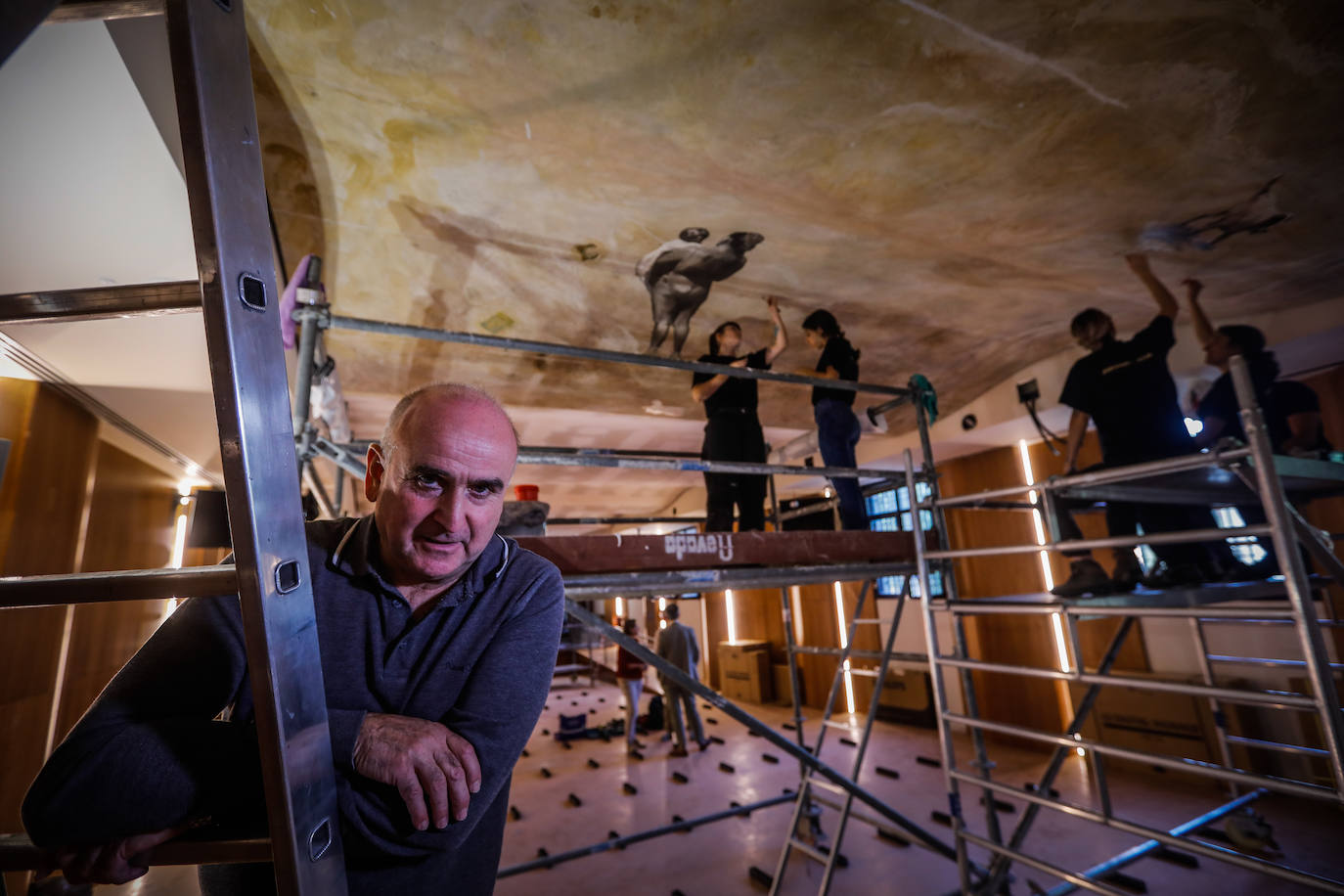Juan Vida estuvo este viernes en el salón de actos donde la UGR está instalando el lienzo que pintó para Aliatar. 