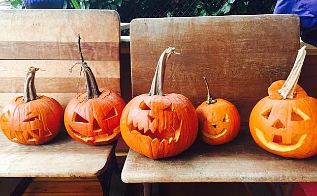 Imagen principal - Calabazas decoradas en una casa de Granada | Los niños recorren las casas en el Albaicín en busca de sus chucherías