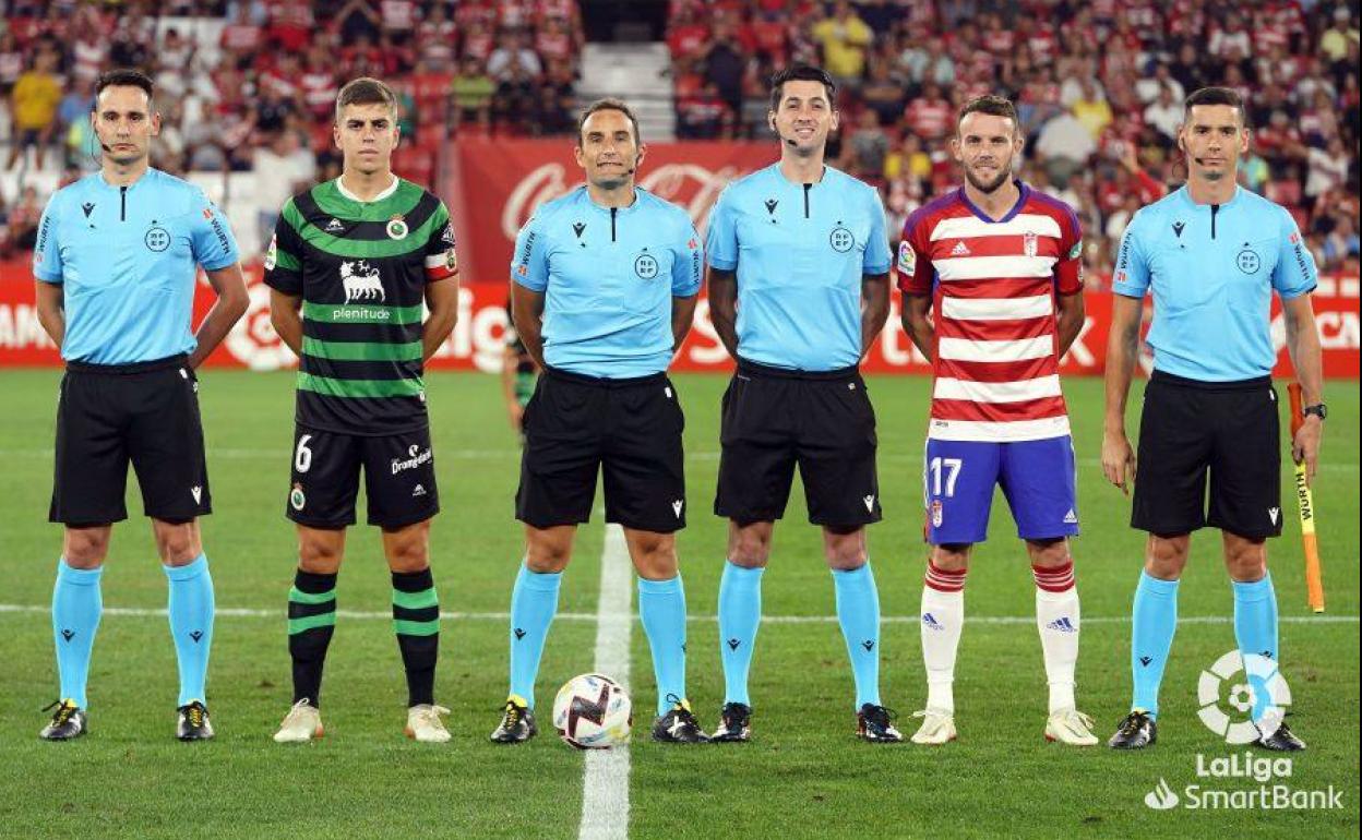 Arcediano Monescillo, en el centro, con sus ayudantes en el partido contra el Racing en Los Cármenes esta temporada. 