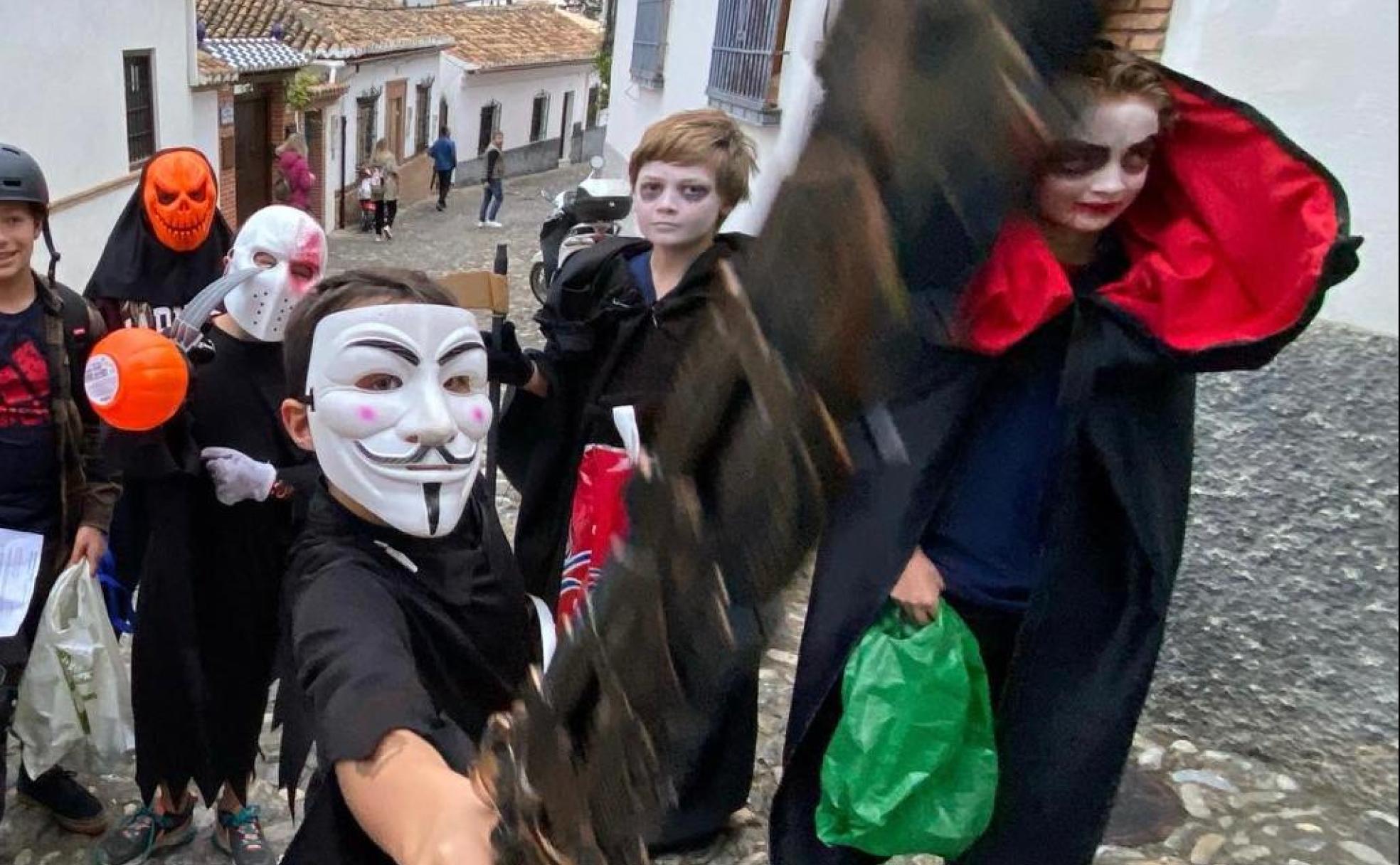 Unos niños granadinos recorren las calles del Albaicín disfrazados durante el día de Halloween en un año anterior