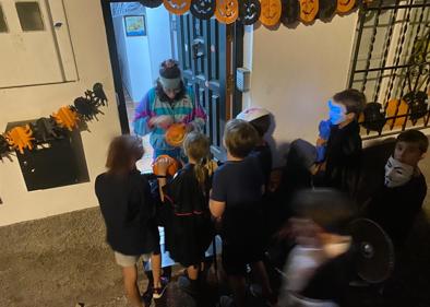 Imagen secundaria 1 - Calabazas decoradas en una casa de Granada | Los niños recorren las casas en el Albaicín en busca de sus chucherías