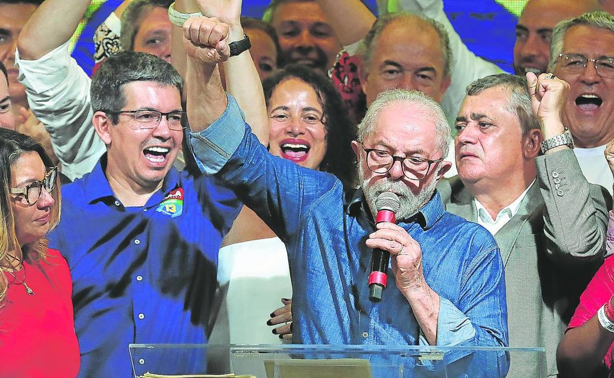 El expresidente brasileño Luiz Inácio Lula da Silva pronuncia un discurso tras su triunfo en la segunda vuelta de las elecciones, en Sao Paulo. 