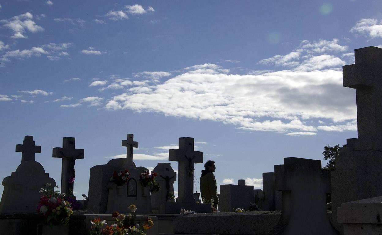 Los cementerios son 'lugar de peregrinación' estos días. 