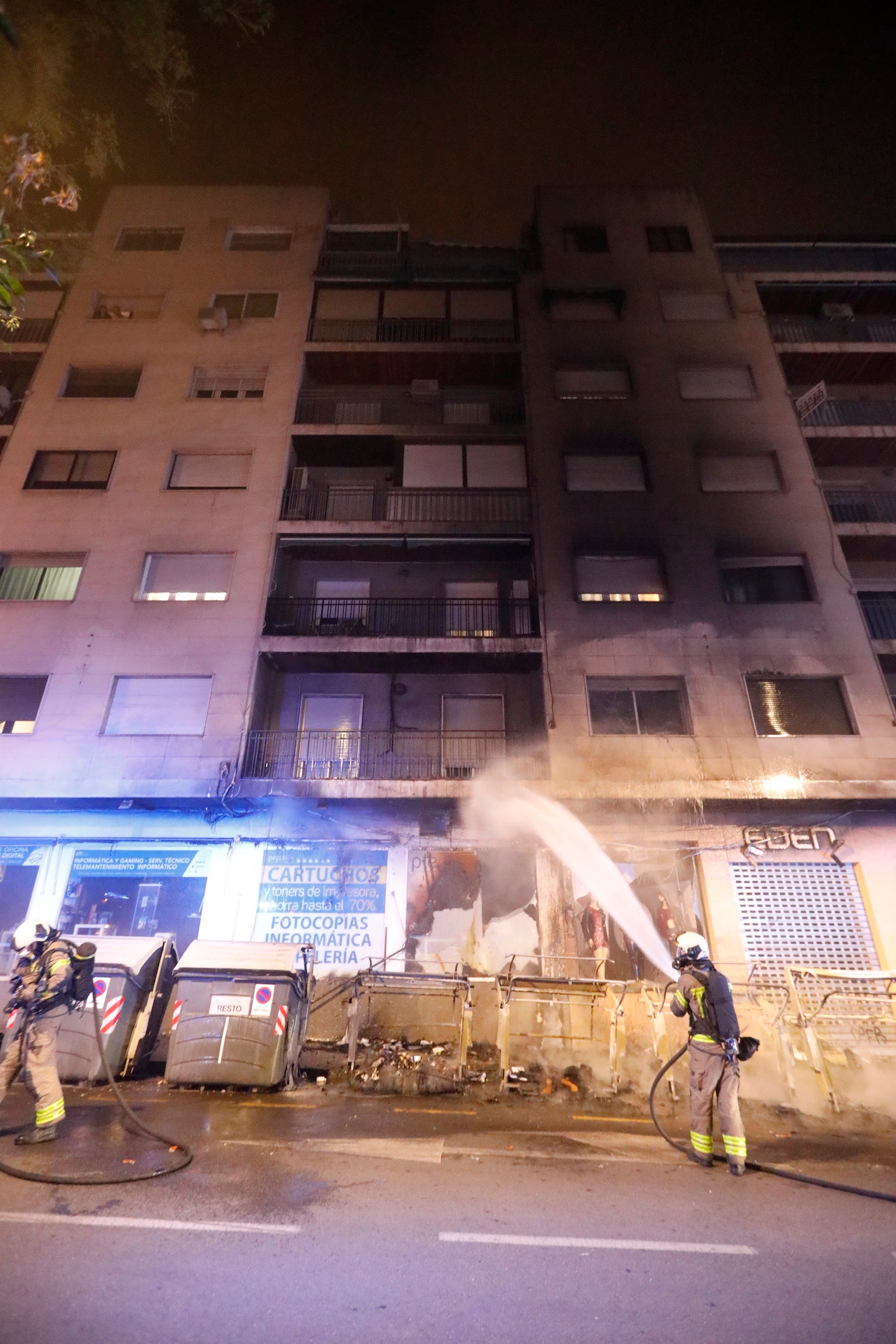 Los bomberos trabajan para sofocar las llamas.