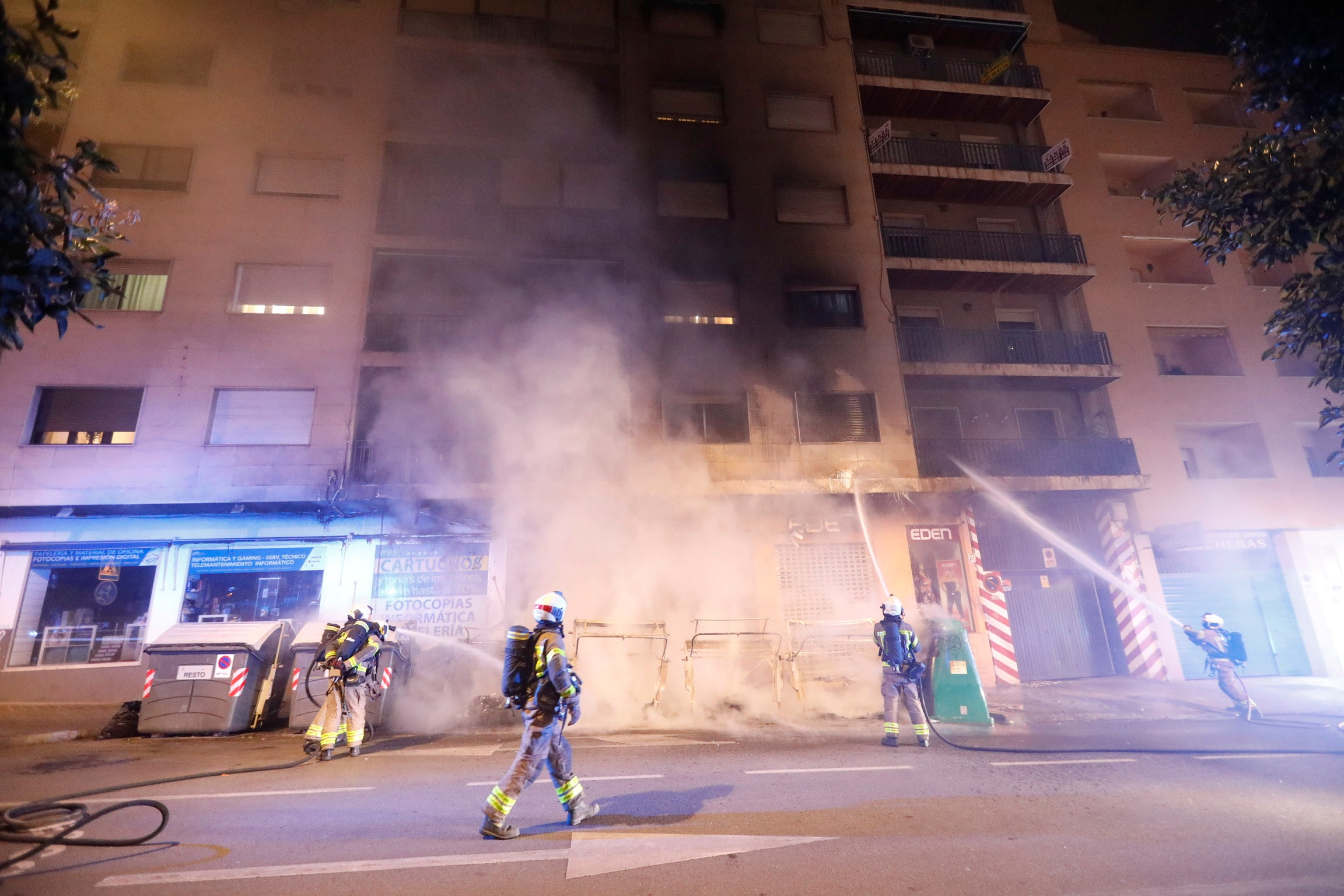 Los bomberos trabajan para sofocar las llamas.