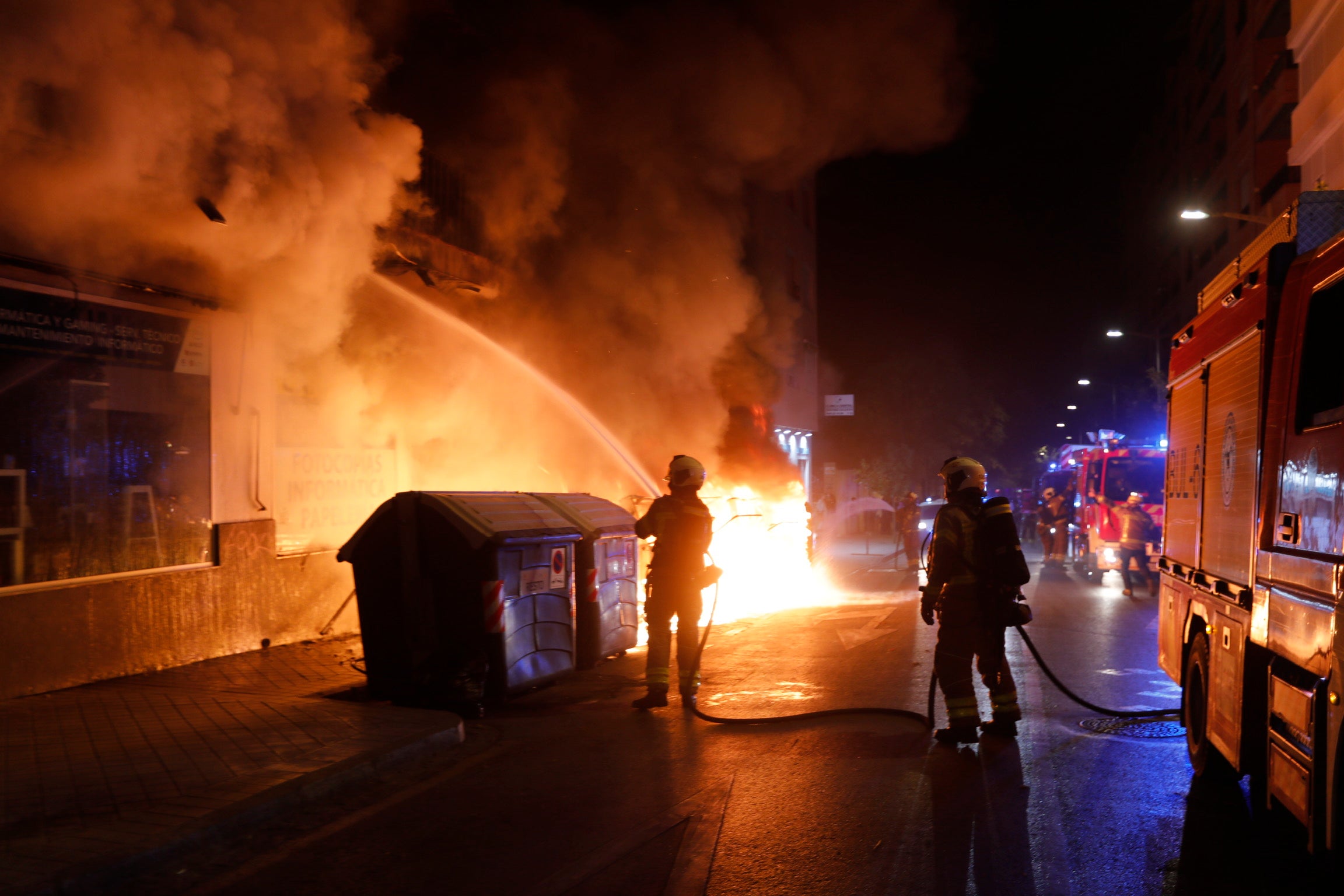 Los bomberos trabajan para sofocar las llamas.