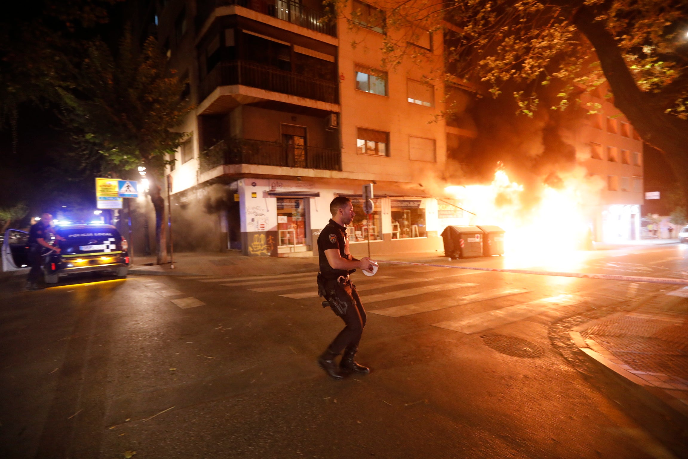 Los bomberos trabajan para sofocar las llamas.