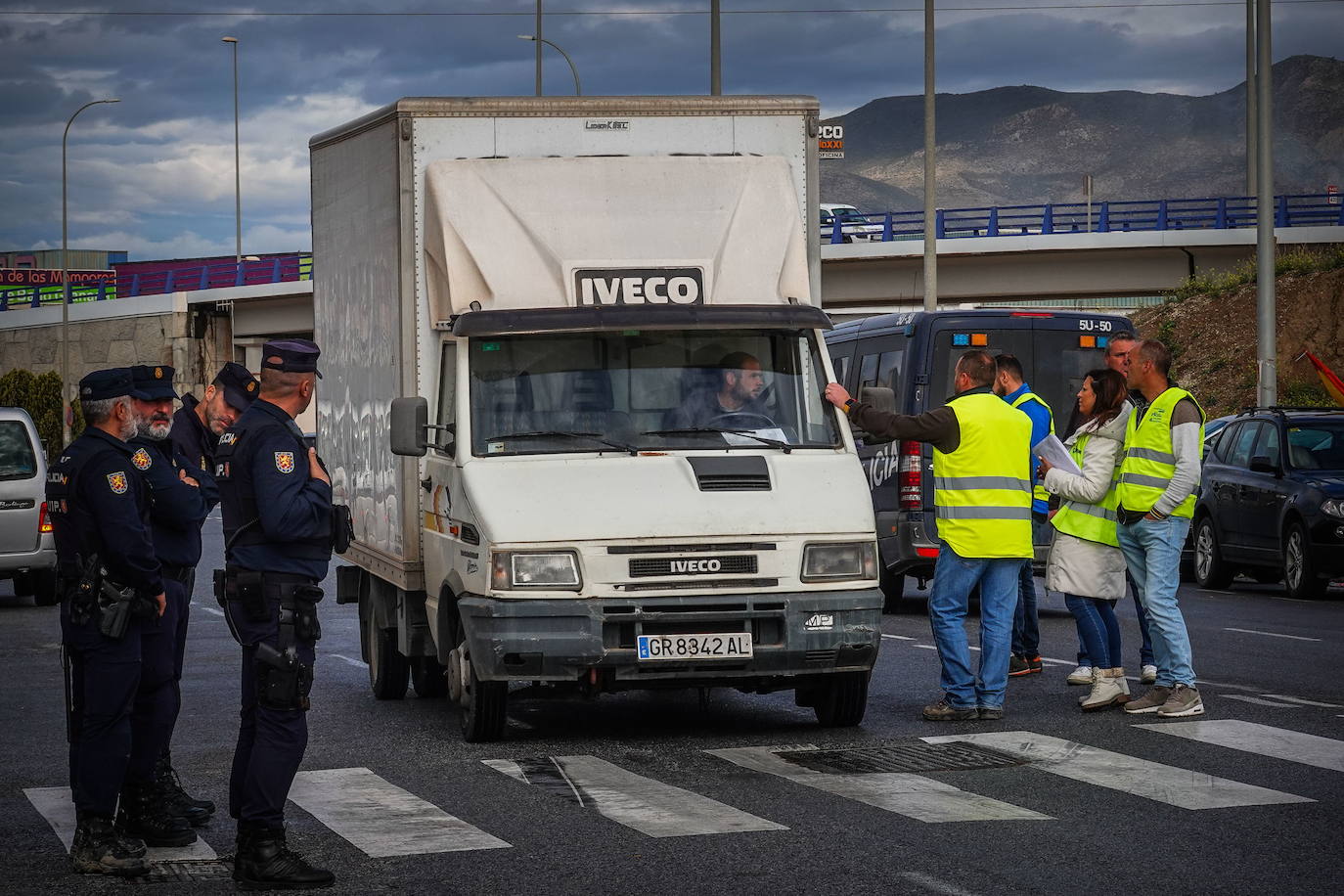 Un piquete informativo de transportistas en MercaGranada en el paro del mes de marzo. 