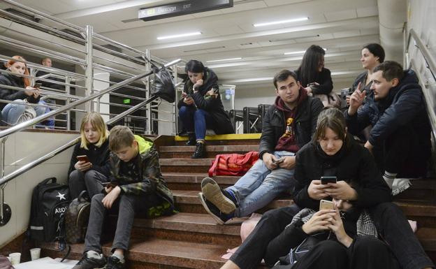 Decenas de personas se refugian en una estación de metro.