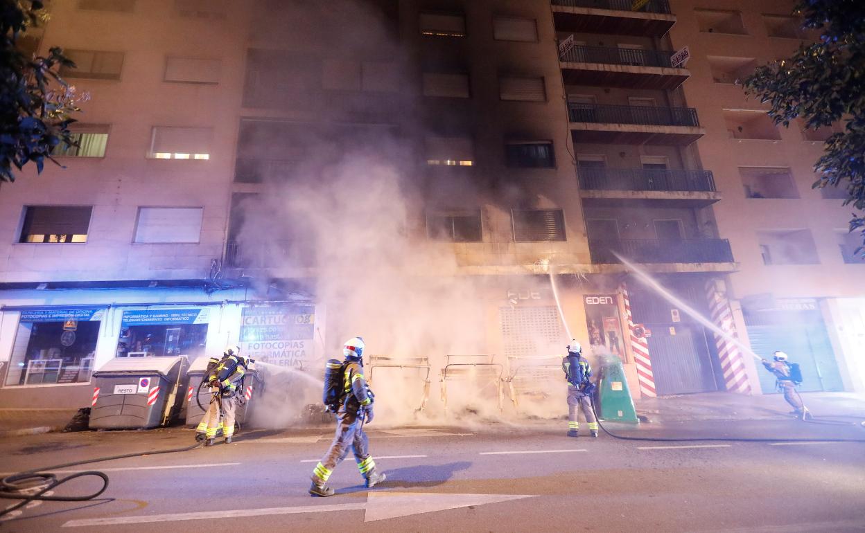 Contenedores ardiendo en esta noche de Halloween. 
