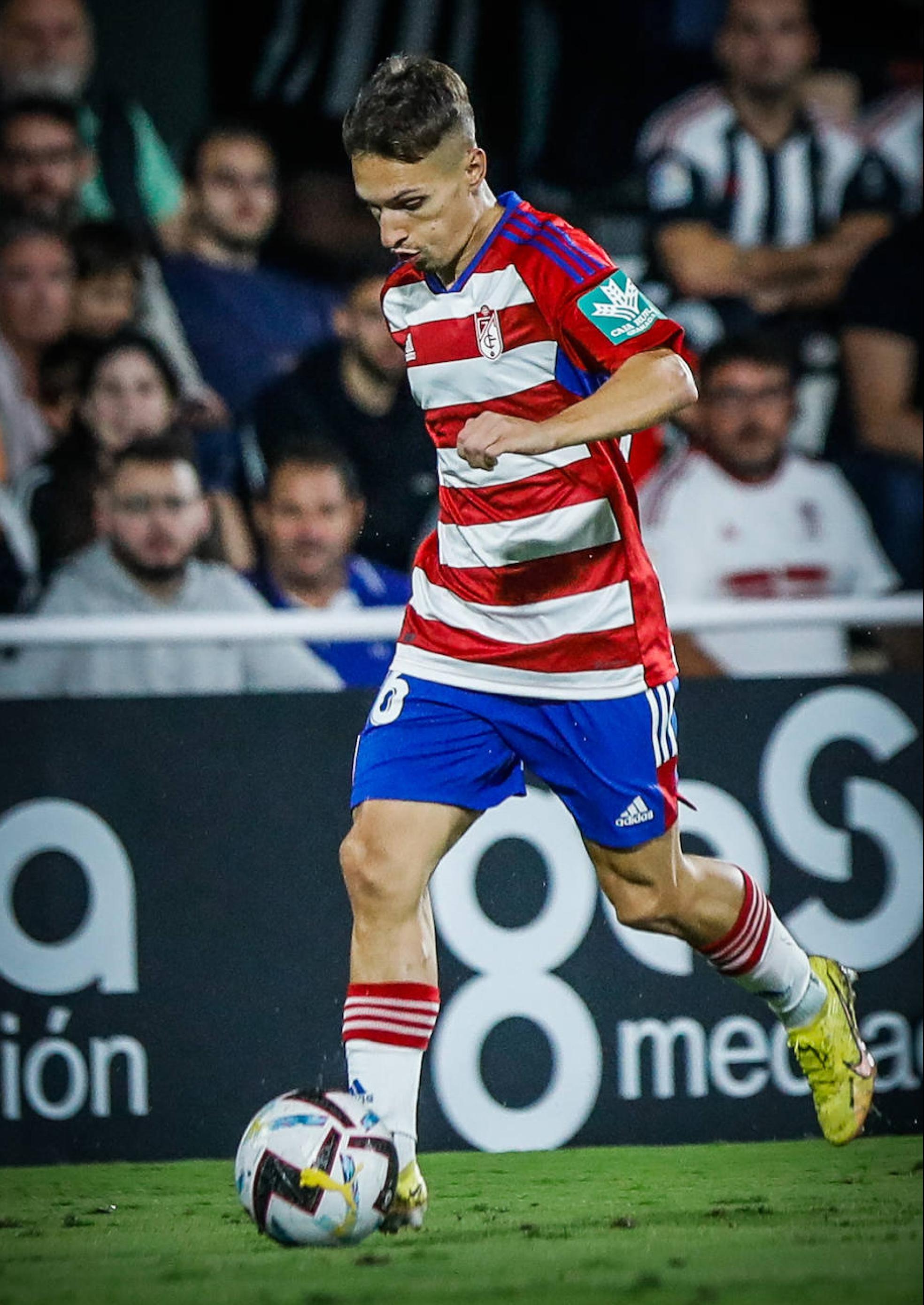 Bryan Zaragoza conduce a toda velocidad un balón en Cartagena.