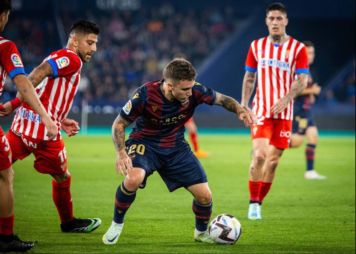 Joni Montiel protege un balón ante el Sporting de Gijón. 
