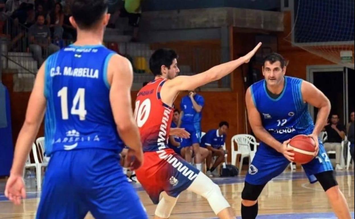 Eloy Almazán (10) defiende en Marbella. 