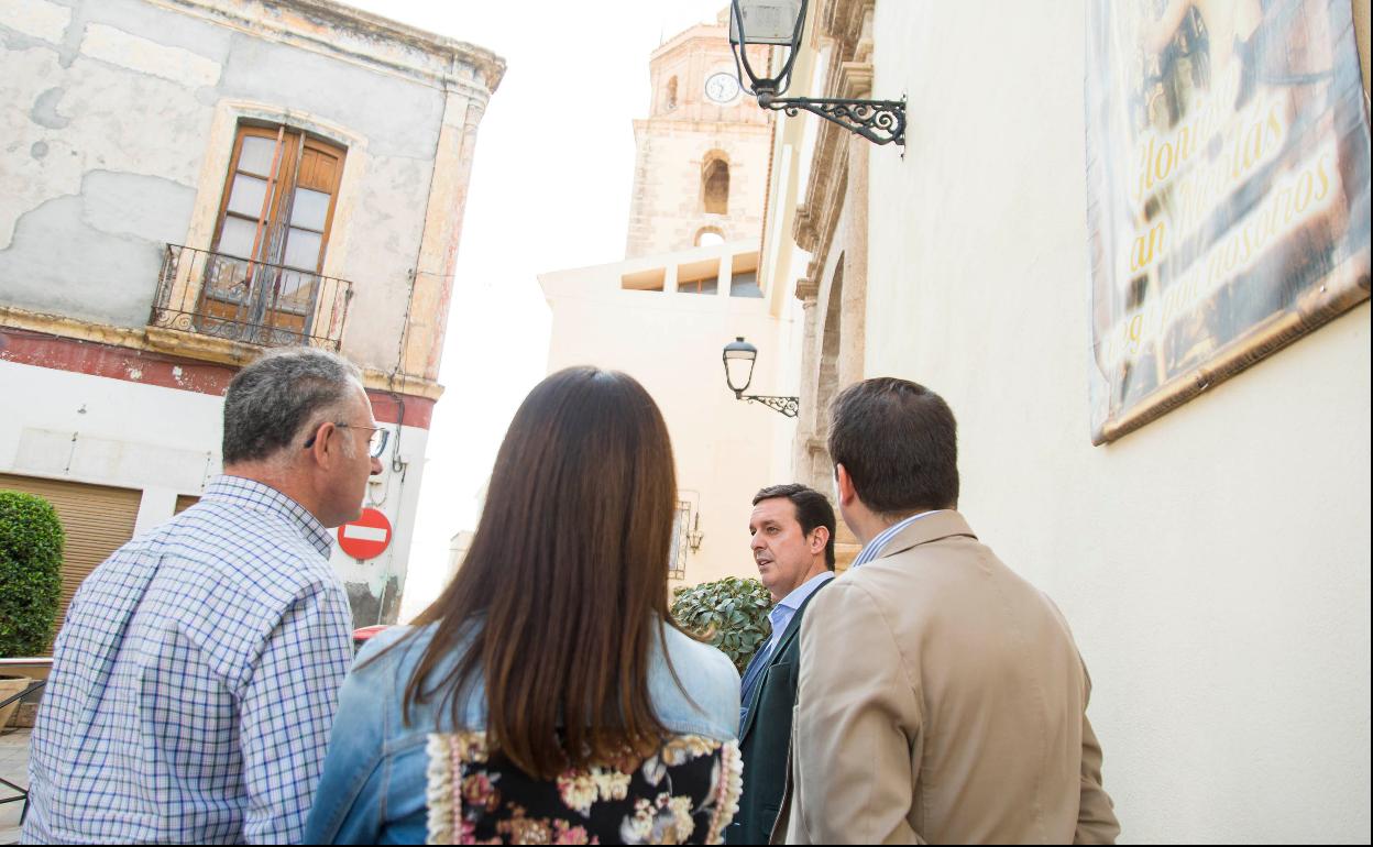 El presidente de la Diputación, durante la visita para comprobar anteriores trabajos realizados en Alhama. 