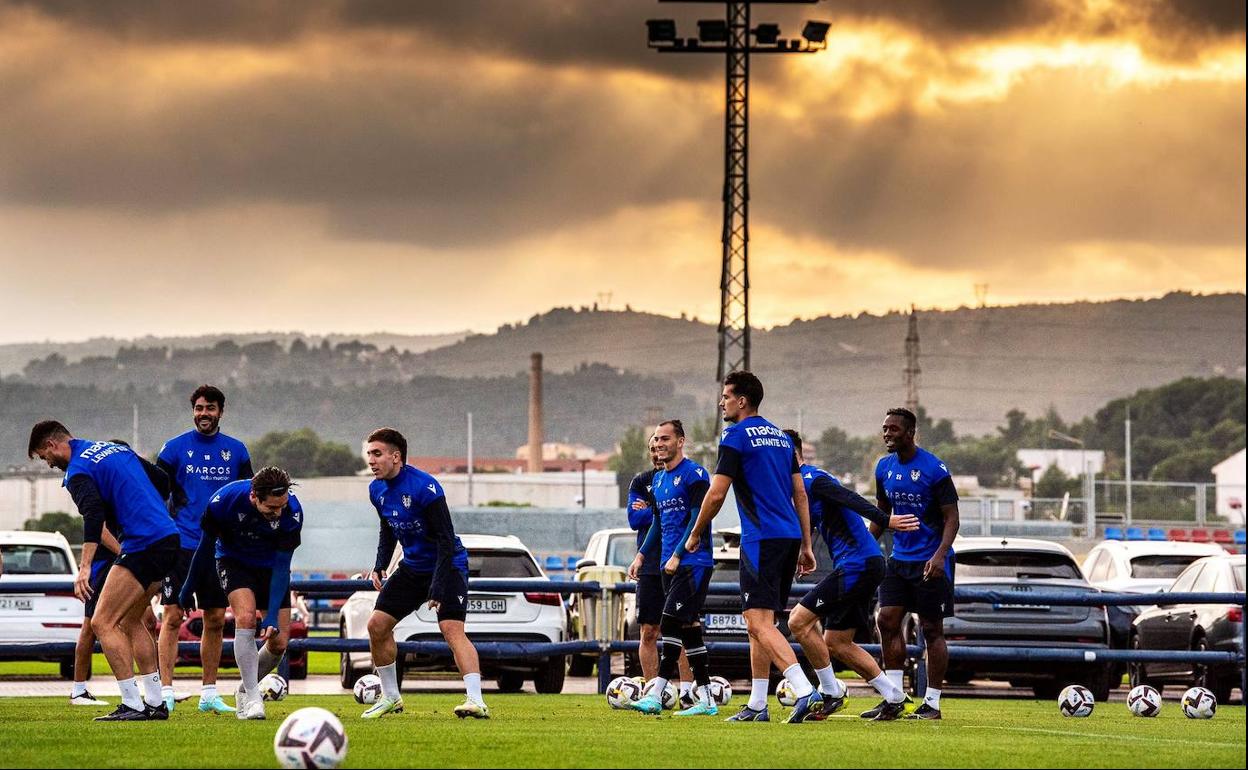 Entrenamiento del Levante antes de viajar a Granada. 