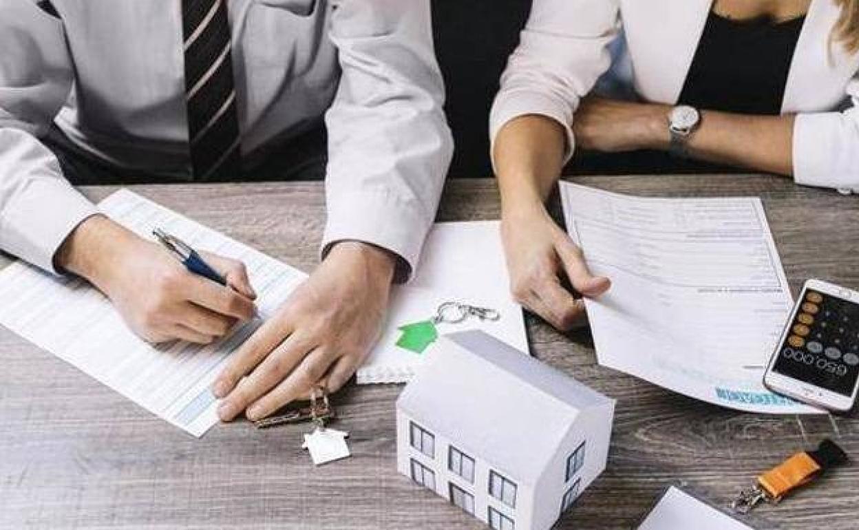 La OCU aclara cómo hacer más llevadero el pago mensual de la hipoteca. 