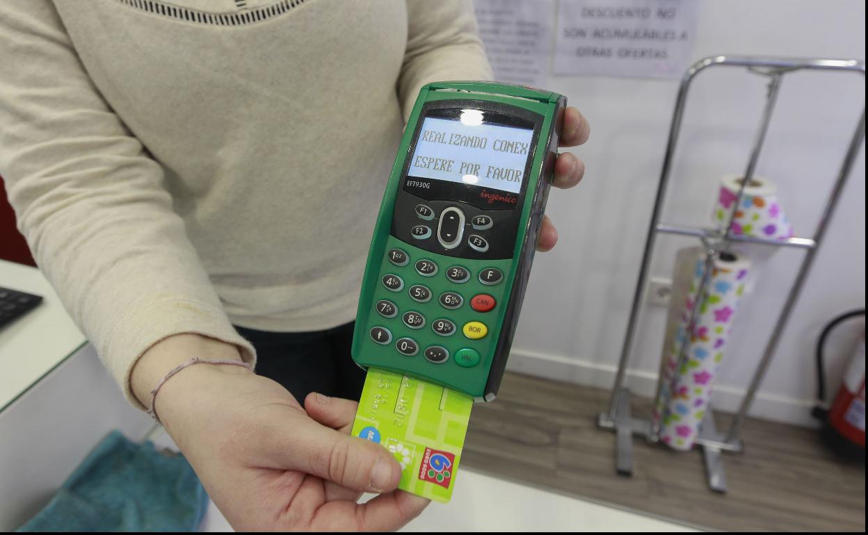 La importancia de pedir copia al pagar con tarjeta