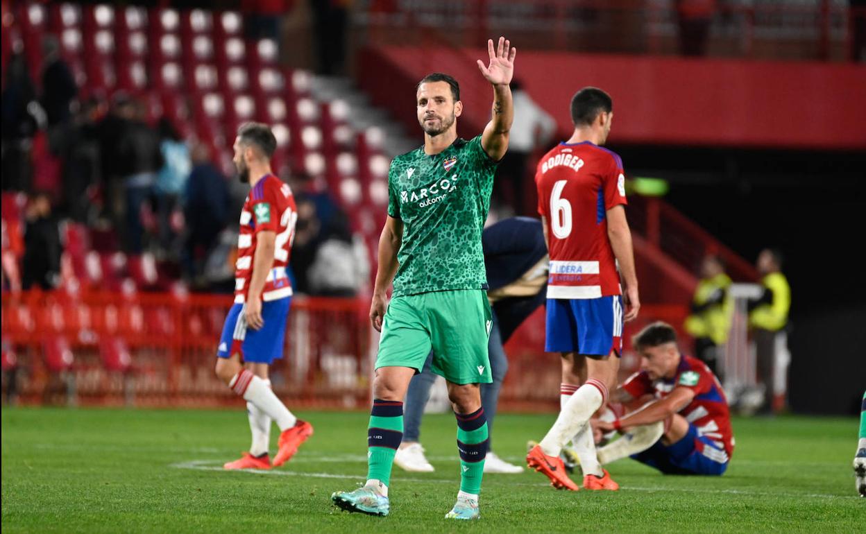 Soldado saluda a la afición rojiblanca tras el final del partido. 