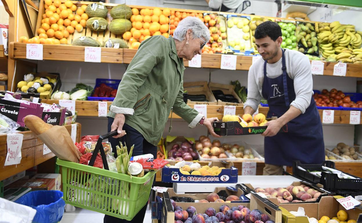 Una mujer hace la compra en un supermercado de Bilbao. 