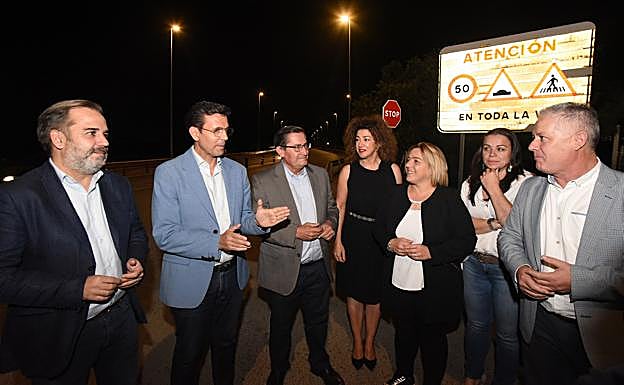 Presidente, diputado, alcaldes y otras autoridades durante el encendido de la nueva ilumanición. 