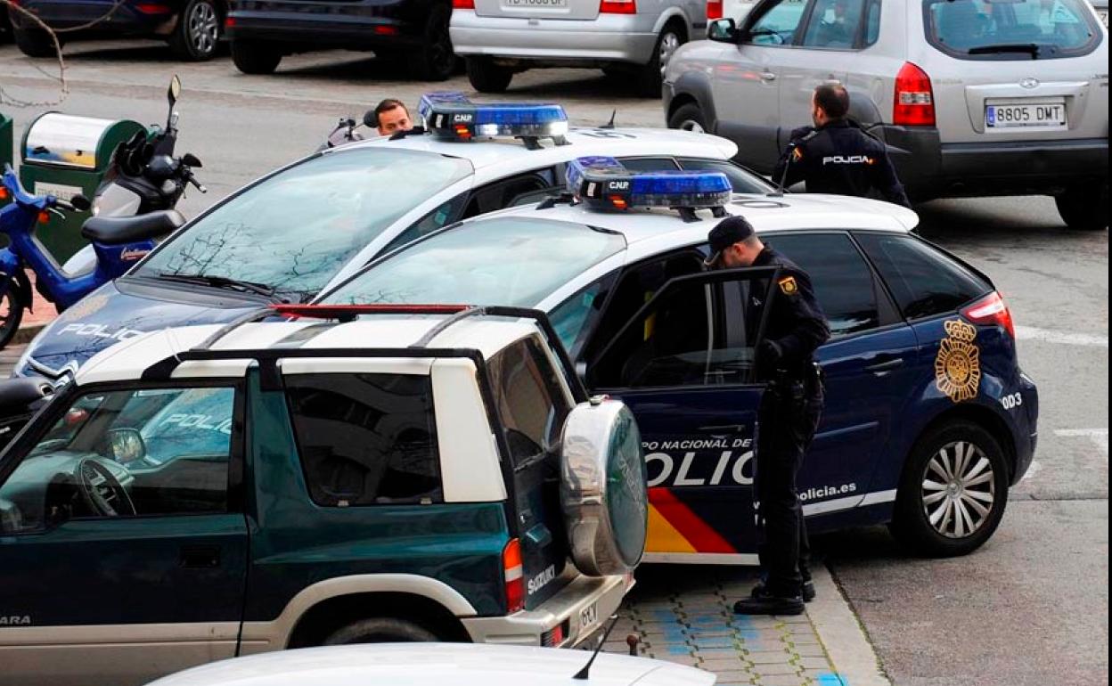 Un coche de Policía Nacional en Mahón.