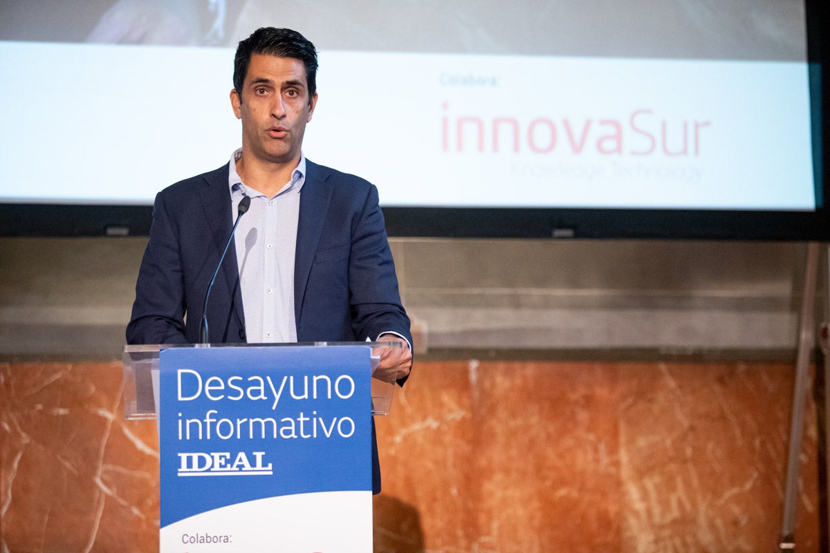 Numerosas personalidades del mundo de la política y la sociedad granadina y andaluza se han dado cita en el Hotel Santa Paula este viernes