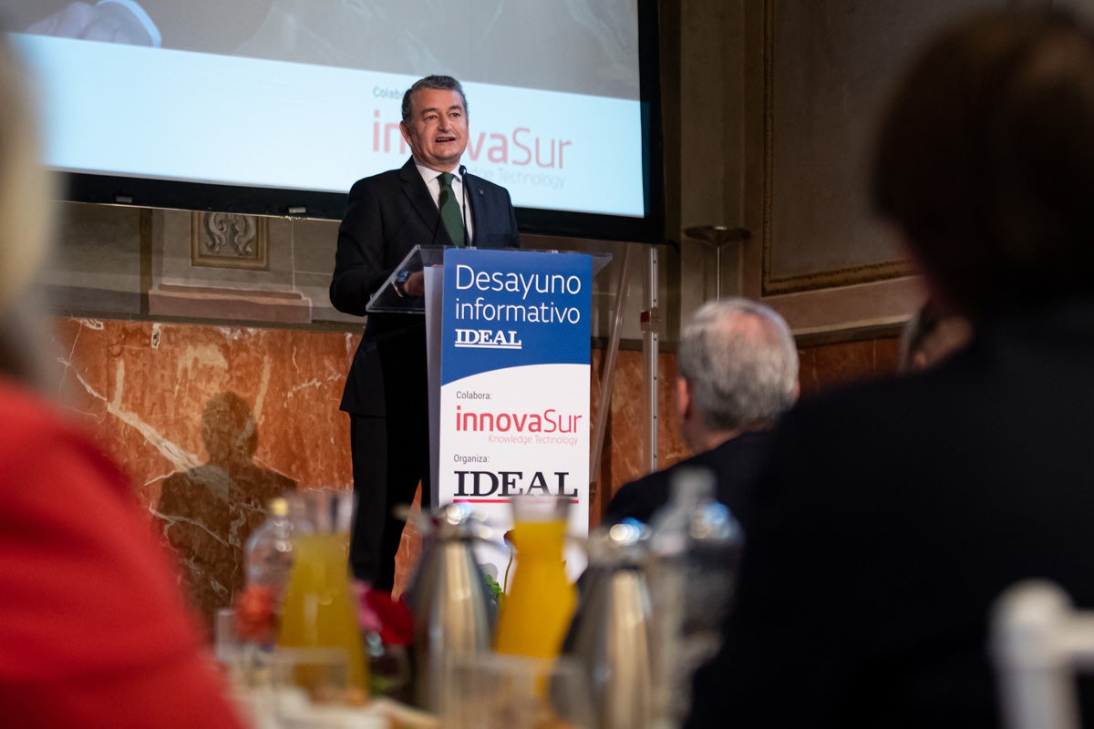 Numerosas personalidades del mundo de la política y la sociedad granadina y andaluza se han dado cita en el Hotel Santa Paula este viernes