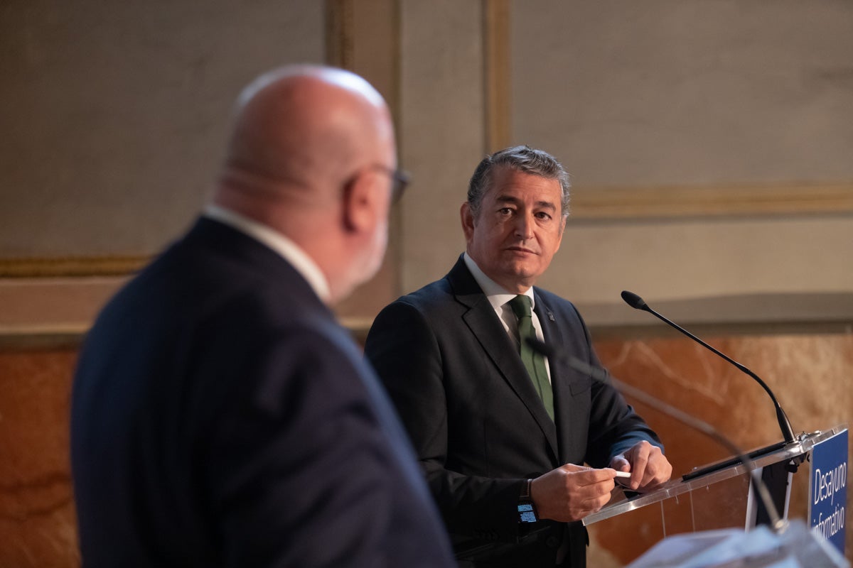 Numerosas personalidades del mundo de la política y la sociedad granadina y andaluza se han dado cita en el Hotel Santa Paula este viernes