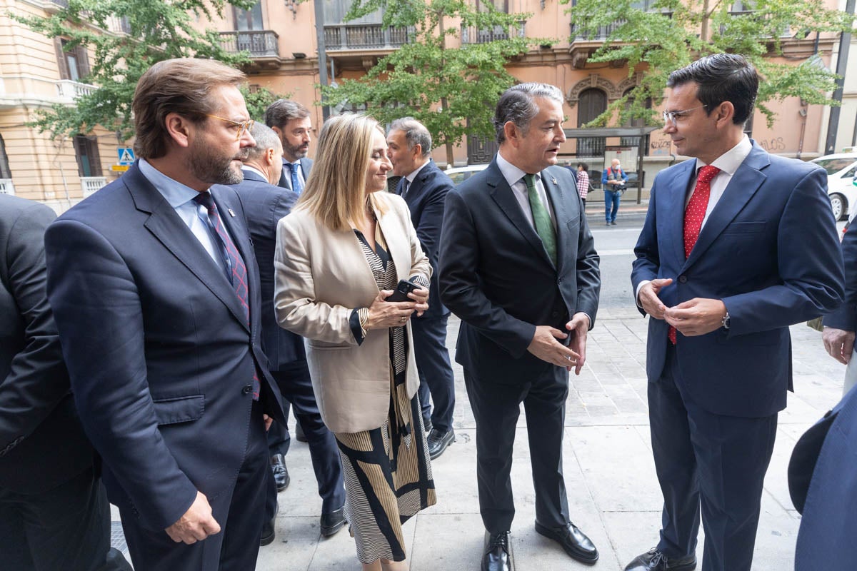 Numerosas personalidades del mundo de la política y la sociedad granadina y andaluza se han dado cita en el Hotel Santa Paula este viernes