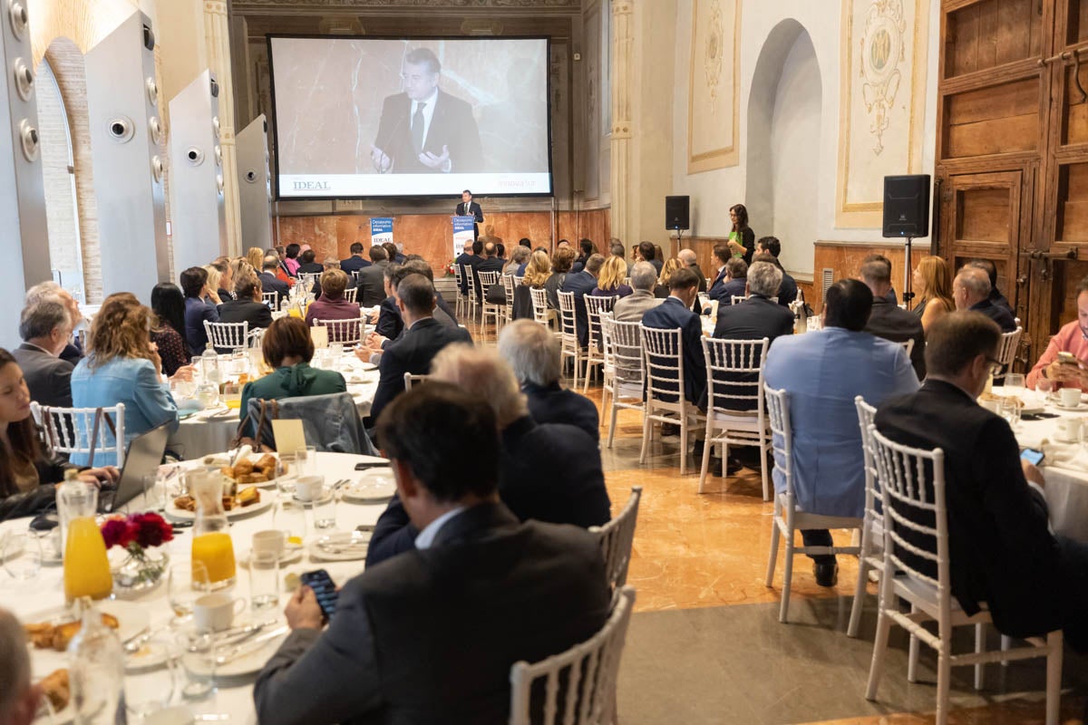 Numerosas personalidades del mundo de la política y la sociedad granadina y andaluza se han dado cita en el Hotel Santa Paula este viernes