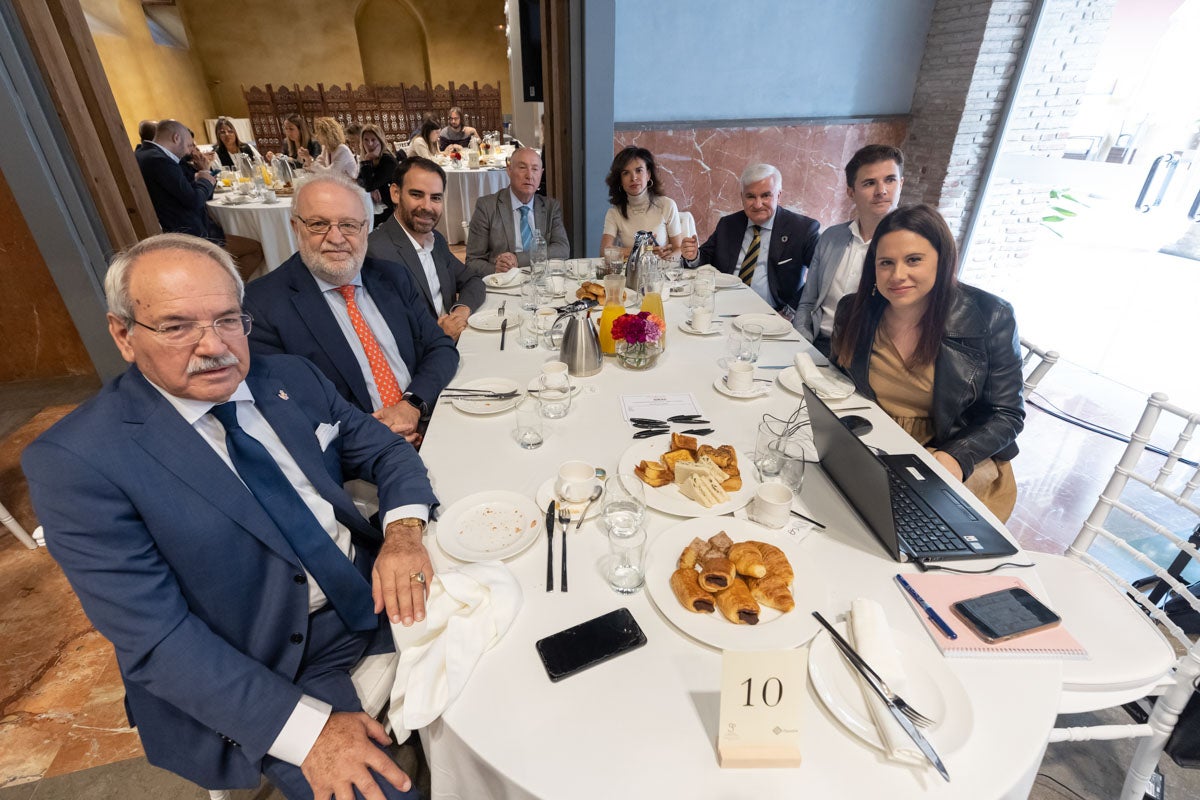 Numerosas personalidades del mundo de la política y la sociedad granadina y andaluza se han dado cita en el Hotel Santa Paula este viernes
