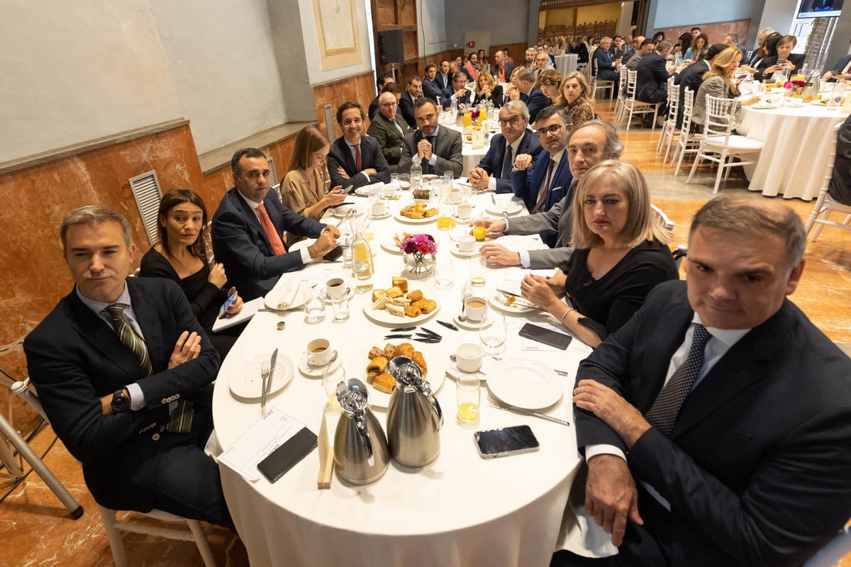 Numerosas personalidades del mundo de la política y la sociedad granadina y andaluza se han dado cita en el Hotel Santa Paula este viernes