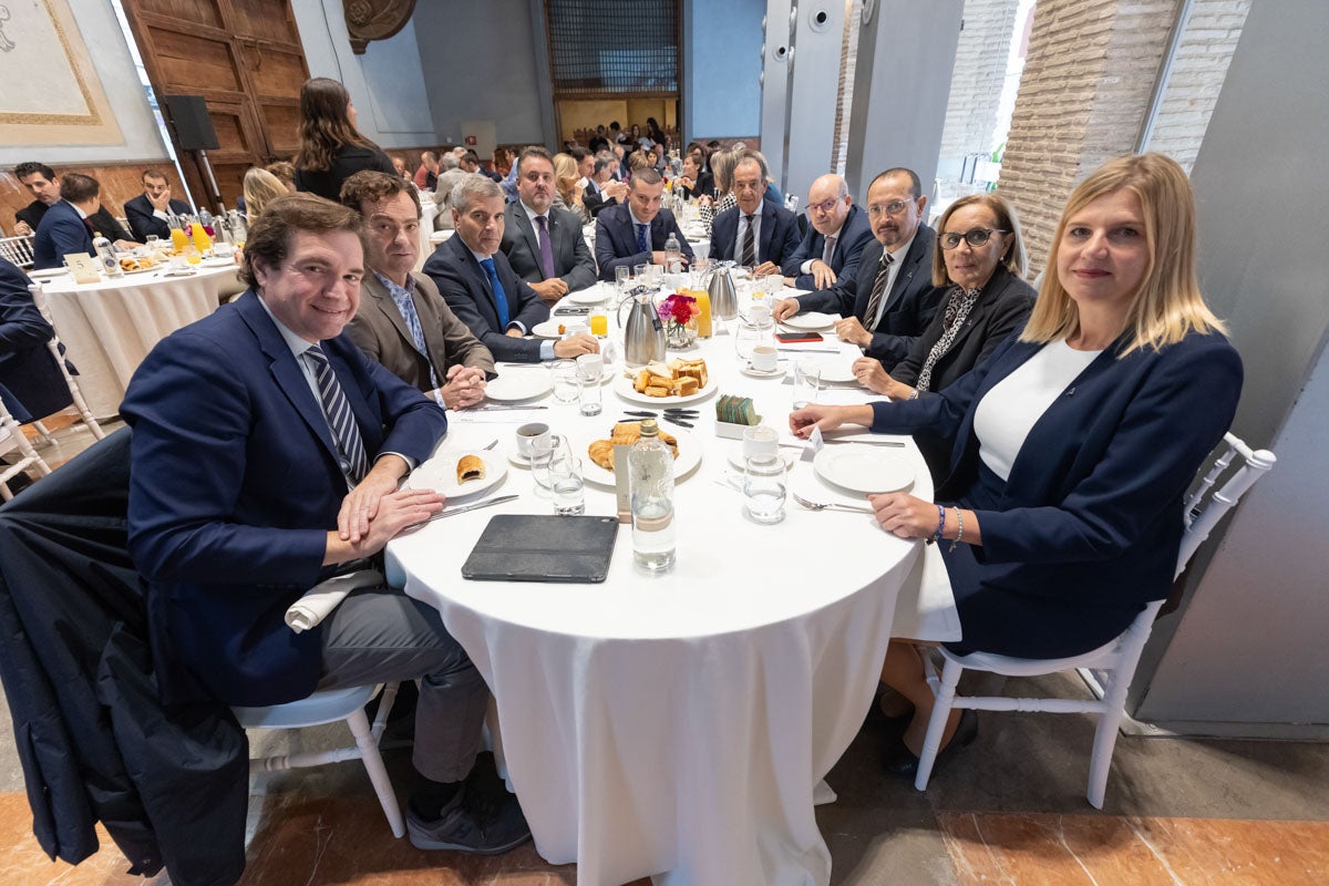 Numerosas personalidades del mundo de la política y la sociedad granadina y andaluza se han dado cita en el Hotel Santa Paula este viernes