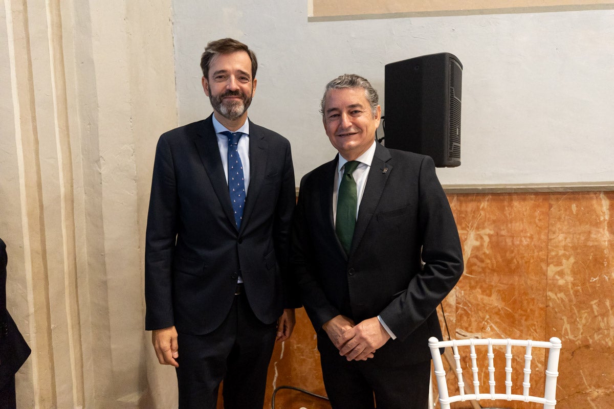 Numerosas personalidades del mundo de la política y la sociedad granadina y andaluza se han dado cita en el Hotel Santa Paula este viernes