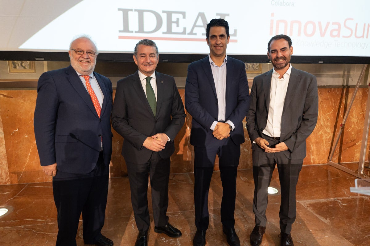 Numerosas personalidades del mundo de la política y la sociedad granadina y andaluza se han dado cita en el Hotel Santa Paula este viernes