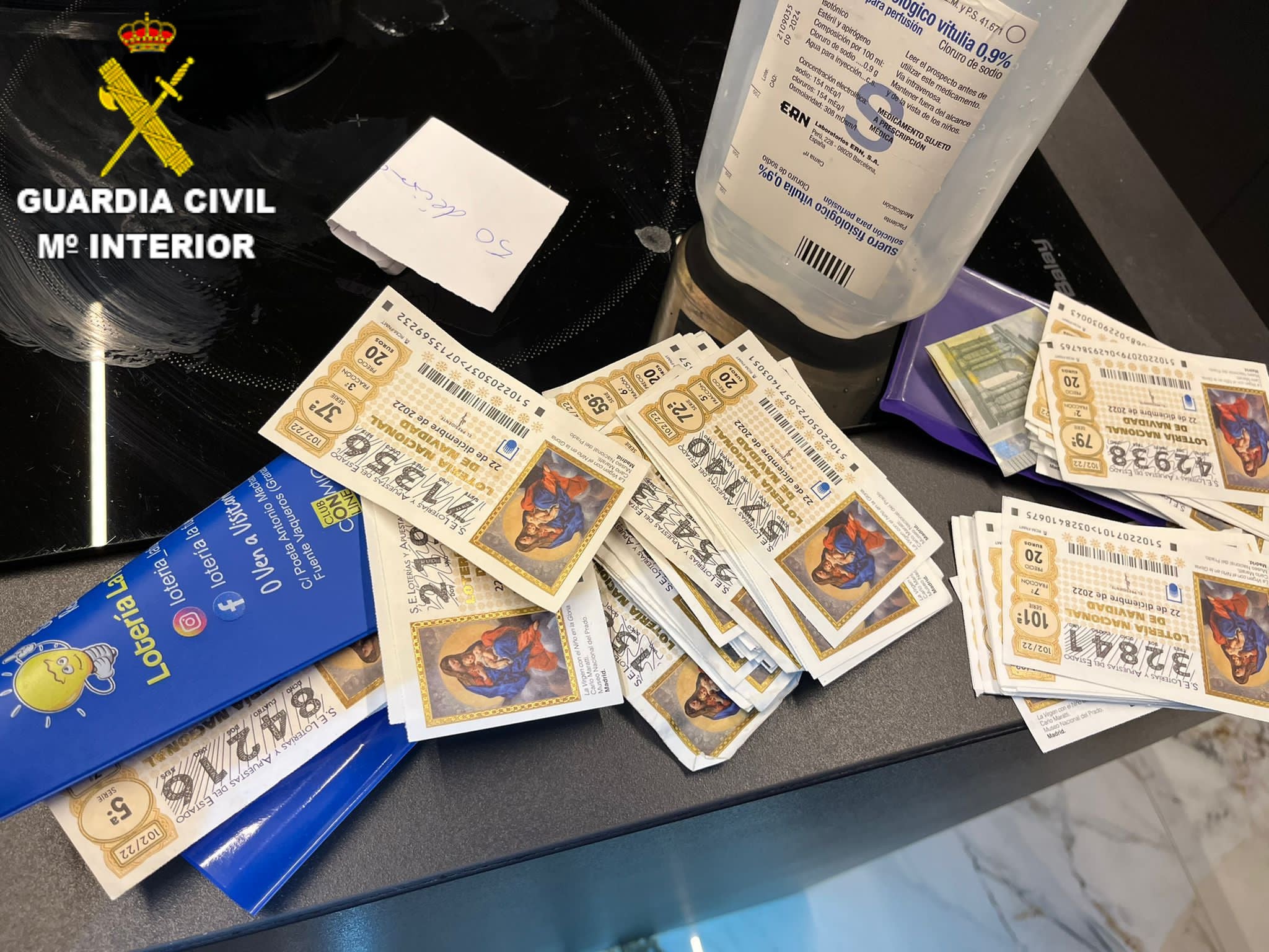 Los agentes han intervenido 17 000 euros en efectivo, una máquina para contar dinero, 105 billetes de lotería, más de 6 000 plantas de cannabis sativa y 4,3 kilos de marihuana dispuesta para la venta 