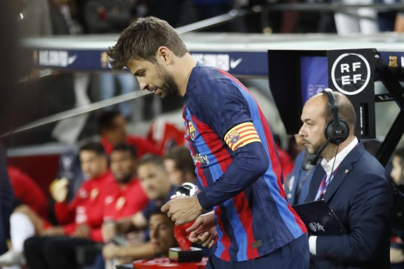 Piqué salta al terreno de juego en su último partido en el Camp Nou.