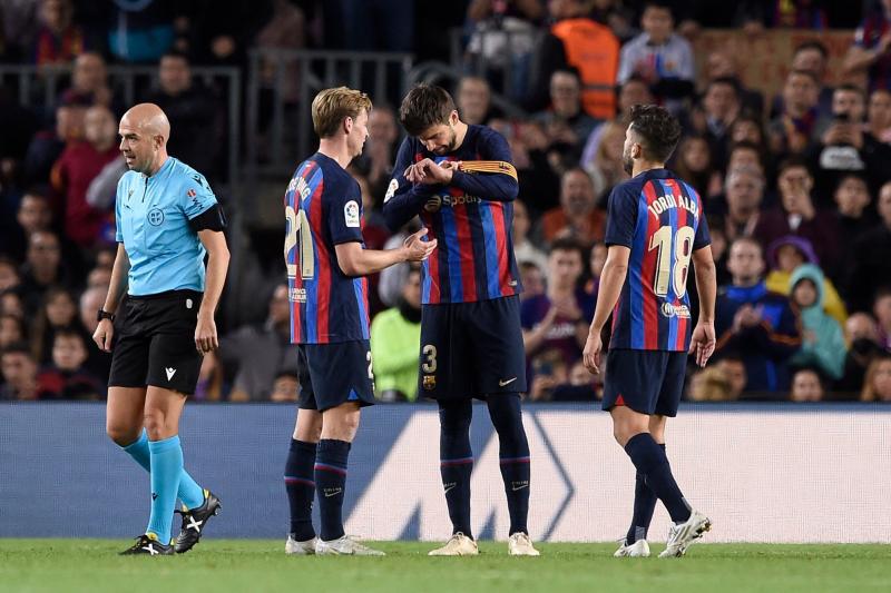 Piqué se quita el brazalete de capitán cuando es sustituido