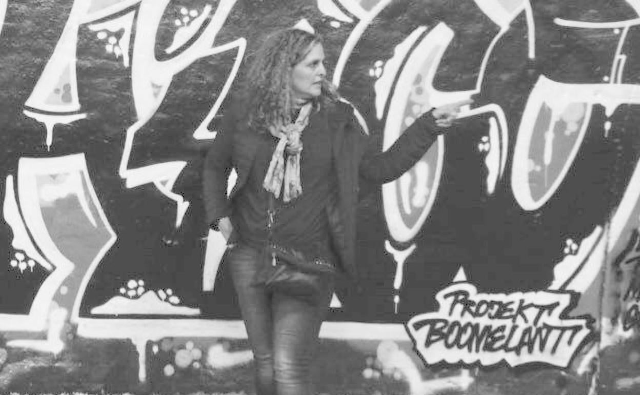 Una de las muy escasas fotografías promocionales de Alma B. Cross que existen.