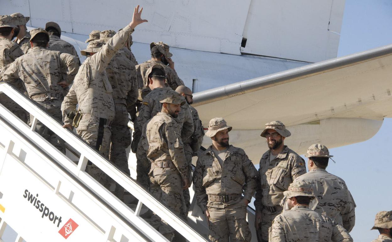 Militares españoles accediendo a un avión.