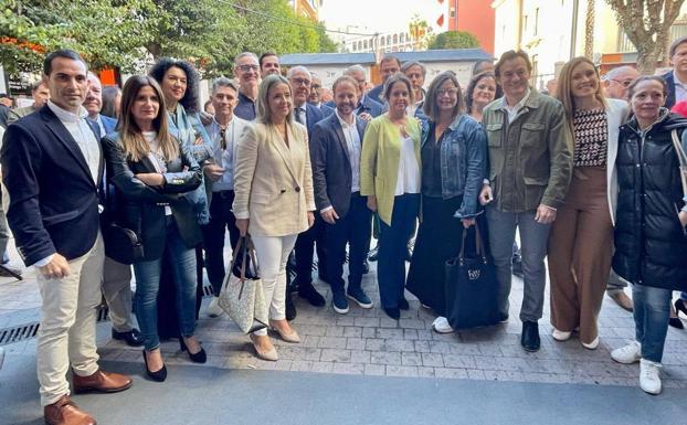 Dirigentes del PP, concejales de la capital y la consejera de Salud y su candidato a la alcaldía de Jaén al lado de Ángels Barceló, ayer, en la Fiesta del Primer Aceite. 