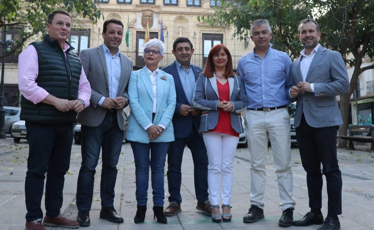 Los alcaldes y candidatos socialistas de Andújar, Linares, Úbeda, Martos y Jaén, con la candidata de Alcalá la Real, Elena Víboras, y su secretario provincial, Francisco Reyes. 