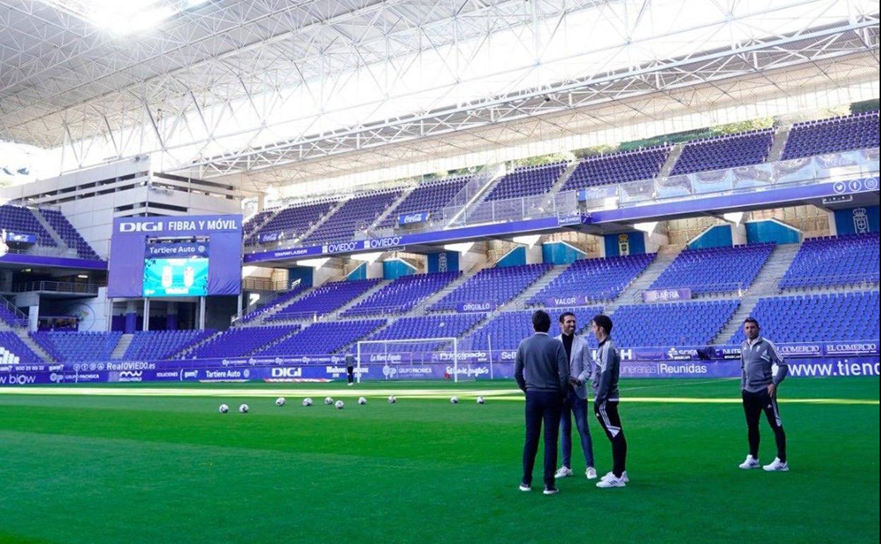 Prolegómenos del partido del Granada en el Carlos Tartiere de Oviedo. 