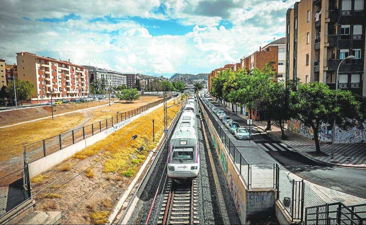 El AVE, a su paso entre los edificios de la Chana.
