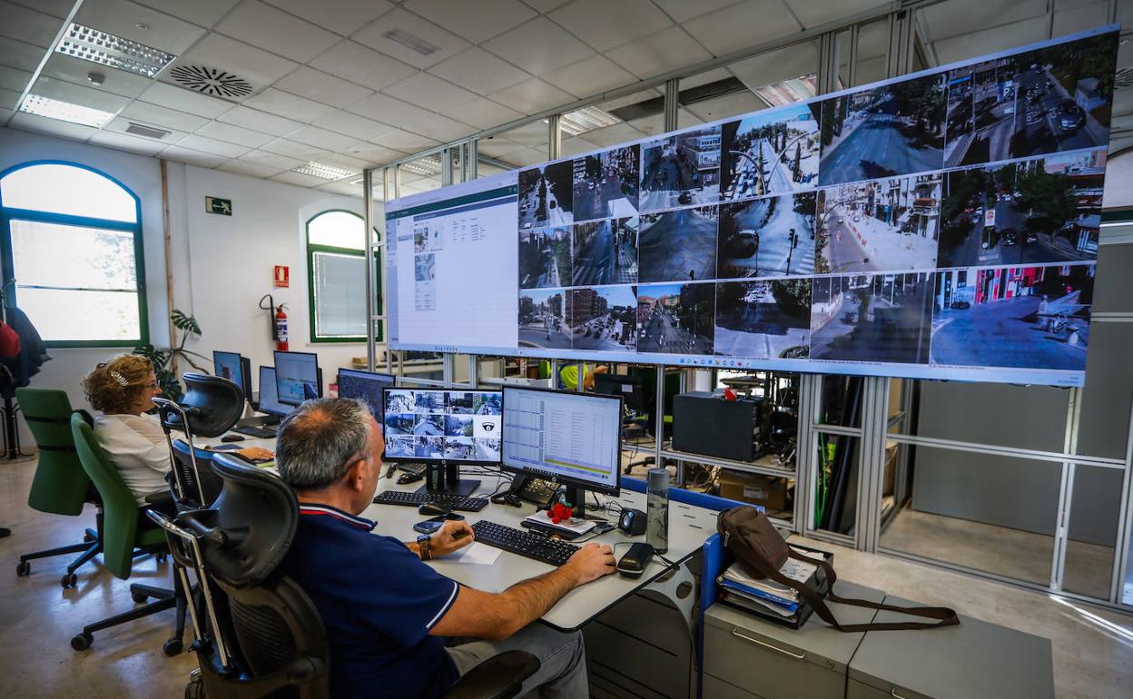 Nuevo 'videowall' del Centro de Gestión Integral del Tráfico del Ayuntamiento de Granada.