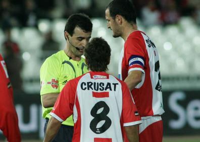 Imagen secundaria 1 - Arriba, Édgar, con Wellington, celebra el último gol del Almería en Primera. Abajo, Pérez Lasa expulsa a Crusat, por doble amonestación, en presencia de Soriano, en un Almería-Getafe. 