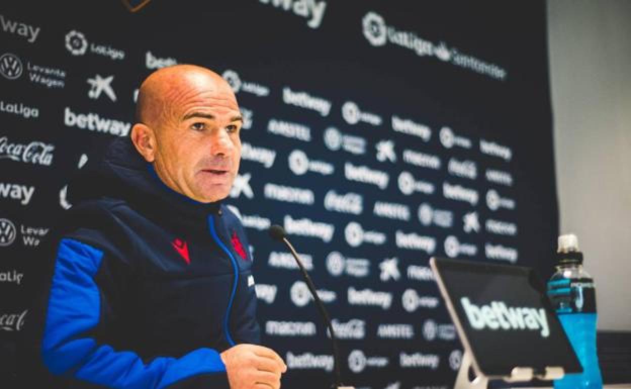 Paco López, en una rueda de prensa como entrenador del Levante.