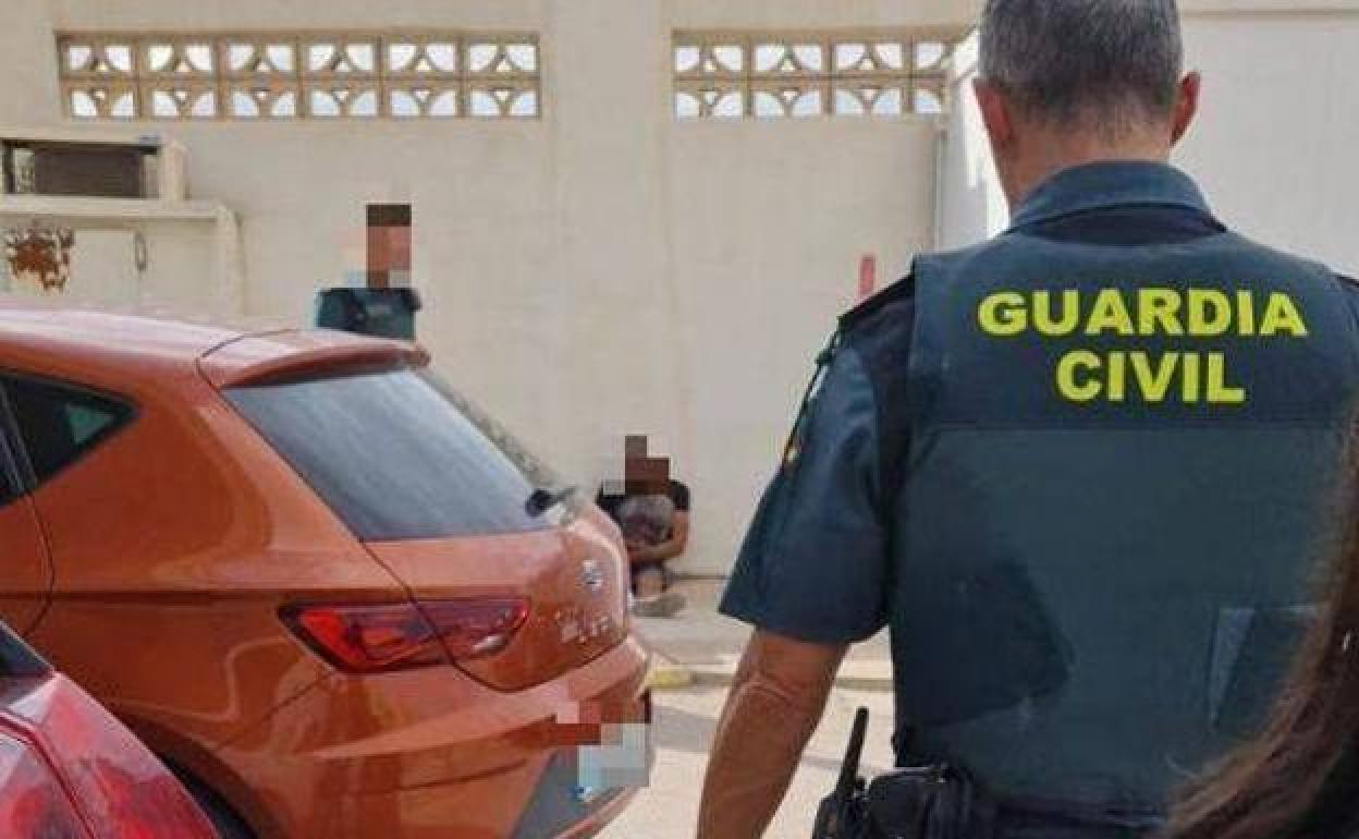 En el centro, sentado, el autor del robo de un coche en Maracena en una detención anterior